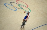 Le cycliste français Benjamin Thomas le 8 août 2024 lors de sa victoire à l'omnium aux JO de Paris, au vélodrome national de Montigny-le-Bretonneux, au sud-ouest de Paris