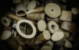 De l'ivoire saisi exposé avant d'être incinéré à Hong Kong le 15 mai 2014