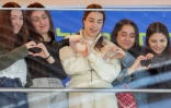 Les otages israéliennes libérées de Gaza (G à D) Naama Levy, Karina Ariev, Agam Berger, Liri Albag, and Daniella Gilboa suivent un concert donné en leur honneur devant l'hôpital où elles sont prises en charge dans le centre d'Israël, le 4 février 2025