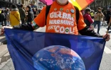 Un manifestant marche "pour le futur" de la planète à Paris, le 9 avril 2022