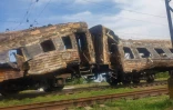 Image diffusée le 25 août 2022 par les chemins de fer ukrainiens d'un train qui a brûlé après une frappe russe dans une gare du village ukrainien de Tchapliné dans la région de Dnipropetrovsk
