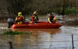 Des sauveteurs en bateau sur le Gardon pour rechercher des personnes disparues, le 10 mars 2024 à Russan, dans le Gard