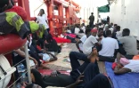 Des migrants rescapés se reposent sur le pont du navire "Ocean Viking" des ONG SOS Méditerranée et Médecins sans Frontières (MSF), durant une opération en mer Méditerranée, le 13 août 2019.