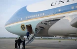 Le président américain Joe Biden monte à bord d'Air Force One avant son départ pour la France, sur la base aérienne Andrews dans le Maryland, le 4 juin 2024