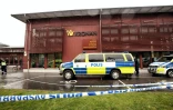 Des véhicules de police devant l'école où s'est produite une attaque au sabre, le 22 octobre 2015 à Trollhättan, en Suède
