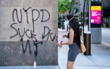 Un graffiti sur le mur d'un immeuble de la Cinquième avenue, le 30 mai 2020 à New York