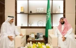 Photo fournie par l'agence de presse saoudienne (SPA) du prince héritier saoudien Mohammed ben Salmane (D) recevant le 16 août 2017 à Jeddah en Arabie saoudite, un membre de la famille princière qatarie, cheikh Abdallah ben Ali Al-Thani