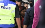 L'Indonésienne Siti Aisyah (c), inculpée pour l'assassinat de Kim Jong-Nam, demi-frère du leader nord-coréen Kim Jong-Un, est escortée par des policiers, le 1er mars 2017 à Sepang, en Malaisie