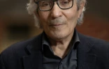 L'écrivain franco-algérien Boualem Sansal pose pour un photographe avant une interview au Palais des Académies, à Bruxelles, le 24 avril 2026