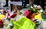 Fleurs et portraits en hommage à Dolly Parton à Los Angeles, le 25 août 2026