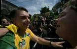 Le candidat conservateur à la présidentielle du Brésil, Flavio Bolsonaro, salue des sympathisants à la veille du scrutin, le 3 octobre 2026 à Santa Barbara d'Oeste, dans l'Etat de Sao Paulo
