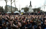 Des centaines de personne rassemblées pour la "Nuit debout" le 7 avril 2016 place de la République à Paris