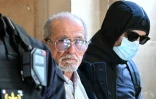Aomar Aït Khedache (C), l'un des accusés au procès du braquage de Kim Kardashian, arrive au palais de justice de Paris le 28 avril 2025