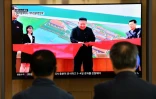Des Sud-Coréens regardent à la télévision des images du leader nord-coréen Kim Jong Un, le 2 mai 2020 dans une gare de Séoul