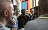 L’archevêque de Bamenda, Andrew Nkea Fuanya (c), accompagné par une délégation du Vatican à la cathédrale métropolitaine Saint-Joseph à Bamenda, le 12 avril 202, 6à la veille de la visite du pape Léon XIV au Cameroun