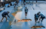 Nettoyage d'un court après la pluie à l'Open d'Australie, le 23 janvier 2020 à Melbourne