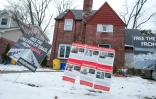 Des pancartes demandant la libération des otages israéliens devant une maison de Teaneck, le 19 janvier 2024 dans le New Jersey