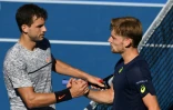 Le Bulgare Grigor Dimitrov (g) serre la main du Belge David Goffin après sa victoire en quarts à l'Open d'Australie, le 25 janvier 2017 à Melbourne