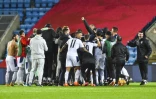 Les Serbes fêtent leur victoire sur les Norvégiens en demi-finale des barrages de l'Euro-2020, à Oslo, le 8 octobre 2020