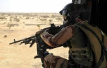 Un soldat français de l'opération Barkhane à bord d'un hélicotpère en patrouille entre Gao et Ménaka, le 21 mars 2019 au Mali