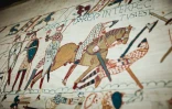 La scène représentant la mort du roi Harold sur la Tapisserie de Bayeux, photographiée lors d'une avant-première réservée à la presse avant l'inauguration officielle au British Museum, dans le centre de Londres, le 7 septembre 2026