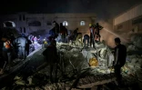 Des Palestiniens dans les décombres d'un bâtiment détruit par un bombardement israélien à Rafah, dans le sud de la bande de Gaza, le 18 décembre 2023
