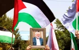 Des personnes brandissent le drapeau palestinien et un portrait du chef assassiné du Hamas, Ismaïl Haniyeh, lors d'un rassemblement à l'Université de Téhéran, dans la capitale iranienne, le 31 juillet 2024