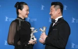 Les acteurs chinois Wang Jingchun et Yong Mei posent avec leur Ours d'argent de meilleurs acteurs pour le film "So Long, My Son" lors de la cérémonie de la 69e Berlinale le 16 février 2019 à Berlin.