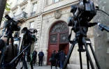 Des caméras de télévision devant l'hôtel où Kim Kardashian s'est fait dérober des bijoux, le 3 octobre 2016 à Paris