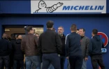 Des salariés se rassemblent sur le site Michelin de La Roche-sur-Yon après l'annonce de sa fermeture, le 10 octobre 2019