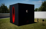 Un visiteur devant une oeuvre du sculpteur britannique Anish Kapoor lors de l'ouverture de l'exposition "Anish Kapoor: ?uvres, pensées, expériences", le 6 juillet 2018 dans le parc de la Fondation Serralves, à Port, au Portugal