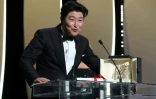 L'acteur sud coréen Song Kang-ho à Cannes le 25 mai 2019 après la Palme d'Or reçue par "Parasite"