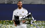 Sergio Ramos avec le trophée de champion d'Espagne le 16 juillet 2020 au stade Alfredo di Stefano de Valdebebas, dans la banlieue de Madrid