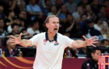 Le sélectionneur de l'équipe de France de basket Vincent Collet donne des instructions lors de la demi-finale du Mondial de basket contre l'Argentine, le 13 septembre 2019 à Pékin