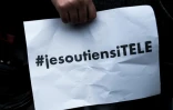 Un manifestant devant le siège d'iTELE, le 19 octobre 2016 à Boulogne-Billancourt près de Paris