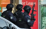 Des policiers entrent dans le centre commercial Westfield Bondi Junction à Sydney où a été perpertrée l'attaque au couteau, le 13 avril 2024