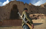 Un policier patrouille le 3 mars 2021 devant le site de Bamiyan en Afghanistan où deux Bouddhas géants sculptés dans la falaise ont été dynamités par les talibans en mars 2001