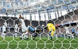 Le gardien de but Hugo Lloris évite un but de l'Uruguay lors de la qualification de la France en demi-finale du Mondial le 6 juillet 2018
