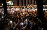 Des protestataires brandissent la lumière de leur téléphone portable lors d'une manifestation de fonctionnaires dans le centre-ville de Hong Kong, le 2 août 2019