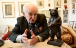 L'ancien soldat Wojciech Narebski à côté une statuette de l'ours Wojtek, le 14 novembre 2018 à Cracovie, en Pologne