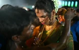 Des membres de la communauté transgenre participent au festival annuel Koovagam, le 28 avril 2026 à Kallakurichi, dans l'Etat indien méridional du Tamil Nadu 
