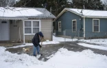 Un habitant de Waco (Texas) déblaye la neige devant chez lui