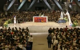 Des pèlerins assistent à la messe de l'Assomption à la basilique Saint-Pie X, le 15 août 2021 à Lourdes