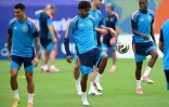 Les Espagnols, dont le prodige Lamine Yamal (au centre) préparent le choc contre la France, lors d'une séance d'entraînement à Dallas, le 13 juillet 2026 