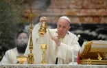 Photo diffusée par le Vatican le 9 avril 2020 du pape François célébrant une messe dans la Basilique Saint-Pierre vide