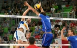 L'Italien Simone Anzani (g) smashe devant le Français Barthelemy Chinenyeze, en quart de finale du Mondial, le 7 septembre 2022 à Ljubljana  