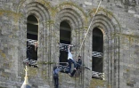Le funambule Nathan Paulin bat son record du monde de distance sur une slackline de 2.200 mètres de long reliant une grue à l'abbaye du Mont Saint-Michel, le 24 mai 2022