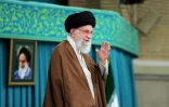 Une photo fournie par le bureau du guide suprême iranien, l'ayatollah Ali Khamenei, montre ce dernier faisant un signe de la main avant une réunion à Téhéran, le 27 octobre 2024