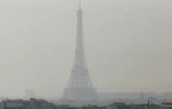 La Tour Eiffel sous un nuage de pollution à Paris, le 14 mars 2014