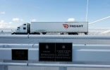 Un camion franchit la frontière entre les Etats-Unis et le Canada entre Detroit et Windsor sur le pont international Gordie Howe, le 6 septembre 2026